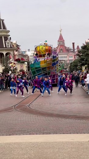 23.01.2023, Ready for the ride ! Je suis toujours en admiration quand je vois les danseurs de ce show, ils sont tous INCROYABLE ! @Disneyland Paris ✨ #ReadyForTheRide #DreamAndShineBrighter #RêvonsEtLeMondeSIllumine #DisneylandParis30 #DisneylandParis #DLP.