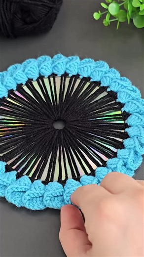 Beautiful crochet flower coaster pattern #crocheter #maker #crochetstitch #crochetinspiration #crochet #howto #crochet2in1 | Crochet 2in1