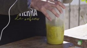 ¿Boquerones de postre? Sí, boquerones de postre 🐟 En Zagra (Granada) uno de los platos típicos es el escabeche con boquerones, el cual se suele tomar después de la comida 🗣️ #TierradeSabores | Bosco Benítez Vídeo completo 👇 🌐 http://csur.red/ZmZz50QxKMc | CanalSur Radio y Televisión