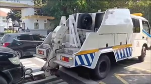 | Tim Derek Dishub Kota Semarang melakukan penindakan terhadap pengendara mobil Panther hitam nopol K 1680 DK yg kedapatan melanggar parkir di lingkar dalam taman Indonesia kaya. Untuk selanjutnya mobil tersebut di bawa ke pos terpadu Dishub di Jalan Pandanaran Kota Semarang. Jika dilihat saat ini tim derek kekurangan personil, akankah kepala dinas perhubungan akan memikirkan penambahan personilnya ? Jumat 18 Juli 2025 ================ #beritasemaranghariini #semaranghariini #semarang #beritasem