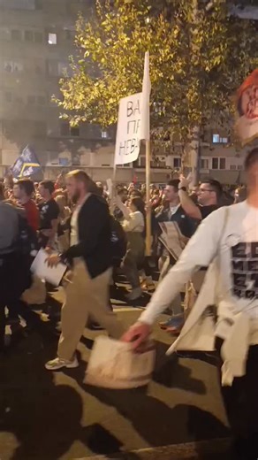 13K views · 294 reactions | Dolazak kolone šetača iz Zapadne Srbije. Šetači su dobili zahvalnice od studenata iz Novog Sada. Video @vojin_r | Danas | Facebook