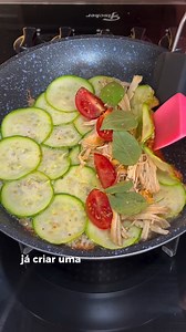 Panqueca Low Carb 😋 INGREDIENTES - Mussarela - Abobrinha - Sal a gosto - Frango desfiado - Tomate - Manjericão - Orégano | Low Carb Dieta e Receitas