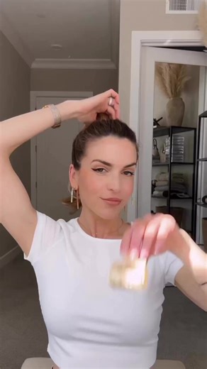 2.2K views · 13 reactions | Une pince a cheveux + 8 secondes = un "croissant bun" et on ADORE le résultat ! 縷 懶 Crédits vidéo : @nicholeciotti ✨ | GLOSSYBOX | Facebook