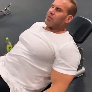 Pause reps today for legs. I always stress the mind to muscle connection... let the other guys pile the weights on and do 1/4 reps.... seems people have forgotten how to really stimulate muscle these days 💪 | Jay Cutler