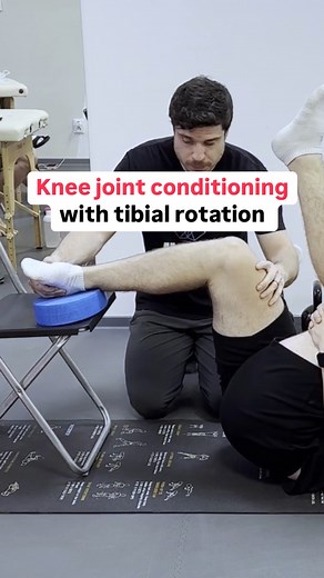 In this exercise, we’re coupling loaded knee flexion with dynamic tibial rotation to express relative motion at the tibio-femoral joint This is a strategy that we may eventually integrate with clients that have a history of knee issues, and who developed poor tolerance to load locally at the knee 🔑 With the tibia & femur in this set up, it allows us to constrain demand on the knee and reduce contribution from the ankle & hip This would represent a progression, but there are many ways we can reg
