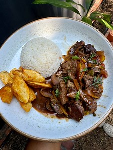 164K views · 4.5K reactions | Lomo Saltado . Esta receta es súper fácil de hacer y queda riquísima . | Candelo cocina | Facebook