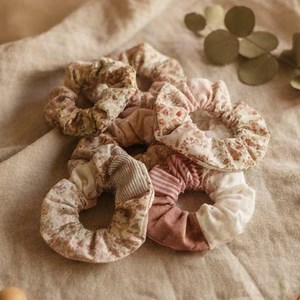 Coiffure élastique, patchwork, réutilisation de tissus, tons rose pastel, esthétique « vintage », éthique sociale et environnementale. - Etsy France