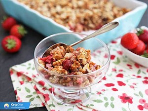 Low-Carb Strawberry & Rhubarb Crumble | KetoDiet Blog