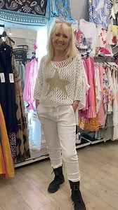 2.8K views · 42 reactions | Pull filet blanc étoile or 33€ jusqu’au 46 Pantalon logo 33€ jusqu’au 46 Pour commander ⬇️ www.lovelybystella.fr | Lovely | Facebook