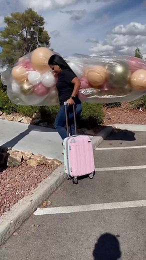 Balloons & Flowers 🌸 Descoperă colecția completă de baloane, flori și articole pt evenimente: https://elefunstore.ro/ 🌸 Nuanțe: desert rose, blush / champagne, alb, chrome gold ✨ #balloons #flowers #balloonsdecor #balloonsideas #organicballoons #balloonsgarland #artificialflowers #driedflowers #eventdecorations #inspiration #ideas #elefunstore | Elefun Store