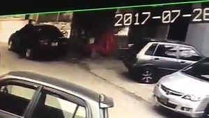 Eid qareeb atay hi #Karachi kay mukhtalif elaqo my Bakra chor giroh sargaram, Dekhiye kistarha ba asani taala kat kar Bakra chori karliya gaya.(zumi) #Karachi #StayAlert #bakra #eid | Bakra Mandi ( Pakistan )