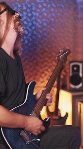 Melodic Control 32👇 Eu chamo de "Melodic Control" o ato de improvisar melodias e encadear as ideias sempre buscando o desenvolvimento de uma história. Ter o "controle" da melodia é estar apto para se deixar conduzir por ela por mais estranho que isso pareça 😅 Com o estudo nos tornamos veículos, parceiros e amantes da melodia. Track By @jaminbtofficial I @alimezouari Videomaker @educollaco_ Compartilhe! @cort_guitars @sergiorosarpickups @mensageiromusicaloficial @smaniottoluthier @pedroneamps @