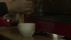 Barista Hand Cleaning Coffee Machine After : vidéo de stock (100 % libre de droit) 1034464349 | Shutterstock