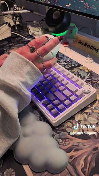 This prebuilt might be my favorite sounding prebuilt I own, and that's a TOUGH choice. But with zero modifications.. this keyboard is chef's KISS. Other Aula boards on this app do not come with these switches, and they are sooooo good. Keeb: Aula F75 Pro with Star Vector Switches and 0 modifications #aulaf75 #thocky #typingasmr #keyboardasmr #keebtok #aula #thockykeyboard #keyboard #creamykeyboards #typing #asmrtingles #asmrsounds #sosatisfying #satisfyingvideos #satisfyingsounds #relaxing #tech