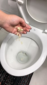 Sleeping with a garlic clove in the bathroom? Once you see why, you’ll want to do it TONIGHT! | Secret Hacks