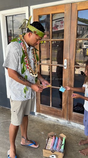 Ese fo’i le ola sãili o tupulaga ma tamaiti laiti i nei 🇼🇸 magakua ai kaimi a’o koleki kigi fagu vailima empty a’o ou laikiki e su’e ai se meaalofa o le kerisimasi💯 faamanauia le Atua i fanau o loo sogasoga aua se manuia o aiga🙏 Samoa Tourism faafetai ua ou molimauina ai le finau o lau tupulaga 🇼🇸 | Faimafiliotamaitai Tua