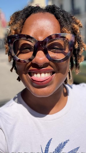 Une personne très proche de moi m’a dit dernièrement « ta coiffure c’est moche, les gens ont peur de te le dire mais moi je vais te le dire » Ça m’a fait super mal au cœur et en fait mon mari m’a dit « elle a des standards de beauté qui sont défini par la société… » et effectivement il a raison … Aujourd’hui beaucoup de femmes noires pour se sentir belle doivent avoir des perruques, tissages ou cheveux défrisé… Moi j’aime mes cheveux naturels, mes rondeurs et peu importe ce qui sera dit 🤎 Avec 