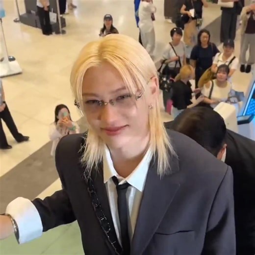 8.2K views · 817 reactions | felix said his hair was no longer pink because he took too many hot showers   your hair no longer pink ?  Yeah, the color faded a lot cos I showered with really hot water haha (∴◠◠∴) | Hyunlix shop pero fan service lang available | Facebook