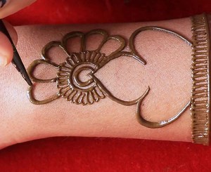 48K views · 897 reactions | Beautiful back hand mehndi design | Amisha Arts | Facebook