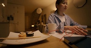 La femme ferme l'ordinateur portable et : vidéo de stock (100 % libre de droit) 3464513143 | Shutterstock