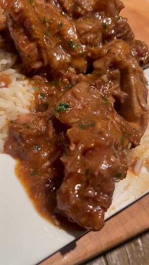Pressure cooker smothered neck bones #pressurecooker #neckbones #soulfood | Annie Scott