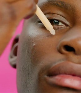 SO FRESH AND SO CLEAN. 😎 Apply our "FRESH & FIT face serum" for the extra vitamin boost. 🍋 It is enriched with vitamin B5 and niacinamide and hydrates the skin for a glowing, healthy looking glow. 💛 Have you tried the combination with the "FRESH & FIT foundation" already? 🤓 | essence cosmetics