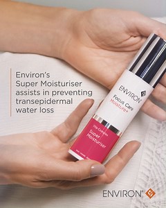 Environ’s Super Moisturiser inneholder en rekke dynamiske ingredienser som hjelper til med å forbedre hudens barrierefunksjon. Produktet låser inn fuktighet og nærer huden dypt, slik at huden ser strålende og forfrisket ut. Ekstreme temperaturvariasjoner fører til at fuktighetsnivået i huden reduseres raskt. Dette etterlater huden tørr og flassende og kan svekke hudmikrobiomet. Heldigvis kan disse negative effektene på huden og mikrobiomet overvinnes med en liten justering av det fuktighetsgiven