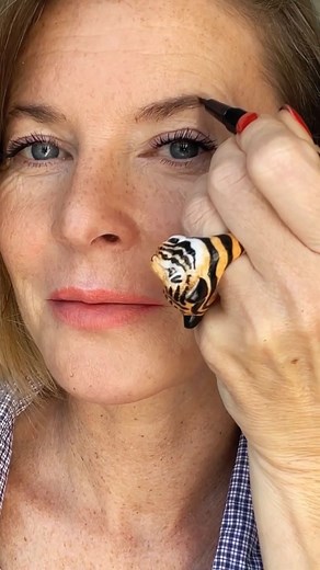 I draw my “plucked in the 90s eyebrows” daily with an eyebrow pen. These pens are so convenient, and I’m very (very) glad they exist because before, with a pencil, it didn’t work for me. But now, with these pens it is easy to create natural-looking brows in minute. You have these pens from many brands, but I use the @anastasiabeverlyhills pens in two colors, Blonde and Taupe, for some more color depth. #eyebrows #eyebrowsover40 #plucked #90s #myway #thisishowidoit #reel #instagram #over40 #over5