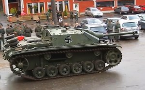 【实拍】三号突击炮遛弯儿——老家伙也能跑得很快（现藏芬兰Parola坦克博物馆）