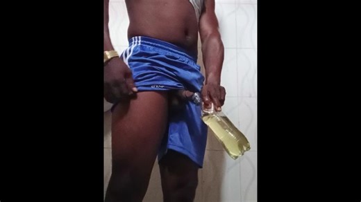 Refilling a garrafa da Pepsi com limonada de mijo depois de terminar de beber