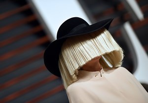 La chanteuse Sia devient grand-mère à l’âge de 44 ans - Elle