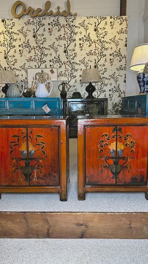 Discover our captivating FEN Antique Chinese Bedside Cabinets from Shandong Province, circa 1920. Crafted with vibrant orange lacquer and adorned with intricate oriental designs, these cabinets come as a pair and are a statement of rich heritage and timeless elegance. The resplendent red lacquer finish adds grandeur, while the high gloss coating ensures durability and lasting shine. Complete your decor with vintage charm. #HampshireAntiques#HampshireInteriors#AntiqueFurniture#ChineseAntiques#Vin