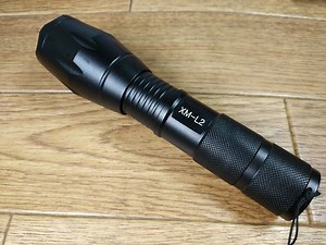 【フラッシュライト】高出力の懐中電灯とバッテリー＆充電器のセット（Phixton）