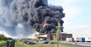 EN DIRECT / DRÔME. Incendie à Allopneus Valence : 60 000 pneus ont brûlé