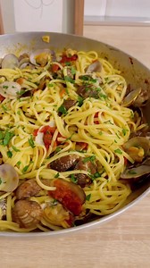 Linguine con vongole e pomodori pelati. ————————————————- Linguine me midhje vongole dhe domate. Kaurdisni ne vaj ulliri hudhren e grire imet me majdanozin dhe shtoni 1 kuti domate te qeruara. Shtypini me pirune dhe lereni qe te aromantizohen me vajin dhe te gatuhen disi. Me pas shtoni 500 gr vongole te pastruara dhe shuani me vere te bardhe. Zieni makaronat “al dente” dhe kur te jene gati shtoini te salsa me vongole dhe domate. Perzijini qe shijet te lidhen dhe sherbejini. #addasallvideo #video