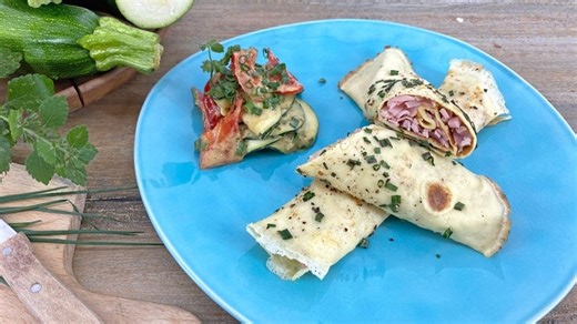 Rezept: Schinken-Pfannkuchen mit Zucchinisalat