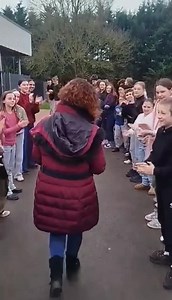 💙 Thank you & goodbye, Mme Hoël ! 🇬🇧 Aujourd’hui est une journée particulière au collège Jean Moulin. Après 32 années passées dans nos murs, Mme Hoël, professeure d’anglais, a fait ses adieux à l’établissement pour profiter d’une retraite plus que méritée. Mme Hoël a accompagné des générations d’élèves dans la découverte de la langue anglaise, toujours avec passion, exigence et bienveillance. Pendant plus de trois décennies, elle a fait vivre l’anglais dans nos salles de classe et a profondém