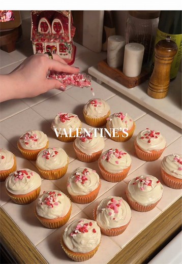 I had planned to pipe the frosting all cute - but my bag burst on cupcake number 1 🥹 #valentinesday #valentines #earlymorning #bakewithme #5to9before9to5