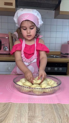 ELIF on Instagram: "Безумно вкусный пирог и невероятно воздушное тесто 😍😍😍 Обязательно сохраните и готовьте с удовольствием. ⠀ Буду благодарна любой вашей поддержке ❤️❤️❤️. ⠀ Рецепт тесто: 🌷300 мл тёплого молока 🌷1ст.л. Сахара 🌷1 ч.л. Дрожжей с горкой 🌷щепотка соли 🌷сахар 60-80гр 🌷2 Яйца 🌷сливочное масло растопленное 80гр 🌷мука 600-700гр Для начинки 🌷вишня без косточки 300гр (я бы добавила ещё больше) 🌷ст.л. Крахмала 🌷сахар пару ст.л.(можно без него) Для начинки любое повидло, варё