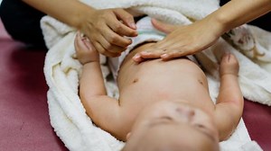 4 Teknik Memijat Bayi Sesuai dengan Kondisinya, Perhatikan Bun