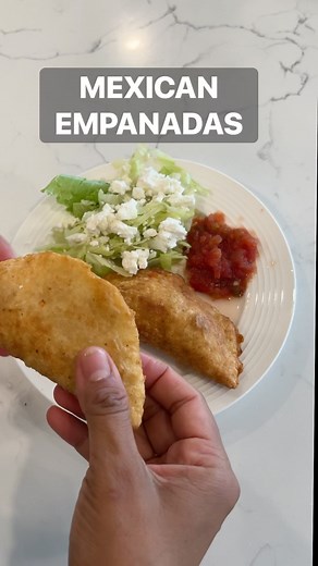 Friday of Mexican Empanadas!!! 🎉 this is one of my favorite Mexican street foods and I am sharing two different flavors with you today🤤 Which is your favorite - the cheese ones or the ground beef ones? The recipe is on the blog! 👆 Viernes y terminando la semana con unas deliciosas empanadas!! Estas son unas de mis favoritas comidas callejeras cual sabor es tu favorito las de queso o carne? Busca la receta en el blog! 👆 #mexicanfood #mexicanstreetfood #empanadas #mexican #friday #fridayvibes 