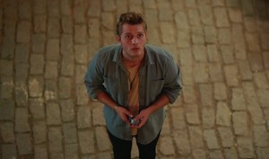 Zola, Azra’ya serenad yaptı!