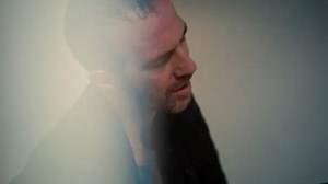 Clip de "Le portrait" : Calogero raconte l'histoire émouvante d'un petit garçon