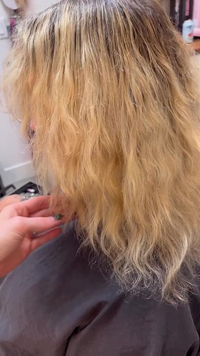 We are LOVING this fun pop of color on @digibeauti 's Mom 😍 💚 Amber installed 3 packs of #babehair curly Fusion extensions in shade Cindy then custom colored some using Joico peacock green! 🦚 These extensions are so versatile and lightweight which makes them perfect for filling in sparse areas on the head OR for adding a pop of color to hair 😉 We can't get over how cute this style looks on her!🤩 💫 . . . . #extensions #curlygirl #curlyhair #yeg #fusion #fusionextensions #keratinextensions #