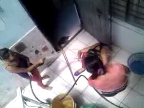 mujeres bañandose con manguera 3