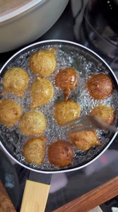 Comment faire pour me débarrasser de mon addiction pour les beignets 🙈😅.. Jamais sans mes beignets pour le ndogou. J'ai fait plusieurs recettes de beignets dougoup dont celle ci. Une recette qui se rapproche le plus de l'originale que j'ai travaillé pour réduire l'absorption d'huile et la quantité de sucre Ingrédients: •250g de farine de mil •150g de farine de blé •10g levure boulangère •1/2 sachet levure chimique •60g sucre •250ml eau •Vanille, noix de muscade, fleur d'orange, une pincée de s