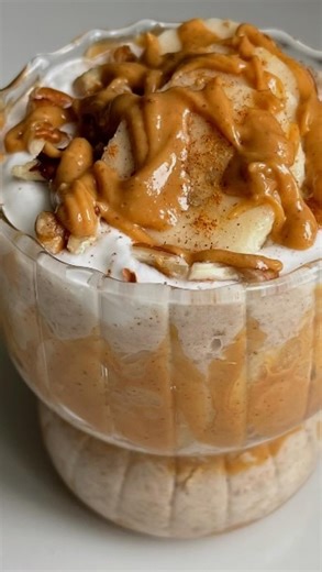 BANANA BREAD 🤝 OVERNIGHT OATS by @bysarahgabrielle are a creamy, nutty spin oatmeal with notes of cinnamon spice. Get the recipe below / @thefeedfeed link in bio. Keep tagging #feedfeed for a chance to be featured. INGREDIENTS: 1/4 cup coconut yogurt 1/4 cup almond milk 1/2 banana, mashed 1 Tbsp maple syrup (optional) 1/4 tsp vanilla extract 1/2 cup rolled oats 1/4 tsp cinnamon pinch of salt TOPPINGS: Banana slices Peanut butter Pecans Cinnamon RECIPE: 1. Mix yogurt, almond milk, mashed banana,