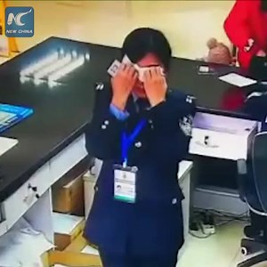 Crying one minute, smiley the next! Female police employee in Luzhou, China goes viral on social media | China Xinhua News