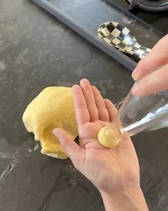 Via:sukrankaymak Efsane lezzetli Mantar görünümlü Patates Mantı😍 Malzemeler 4 adet patates 2 adet yumurta sarısı 1 buçuk veya 2 bardak un 1 tatlı kaşığı Tuz Üzeri için Tereyağ veya zeytinyağlı sos Sarımsaklı yoğurt Haşlanmış patates püre haline getirilir. Ilık püreye 2 yumurta sarısı tuz ve un ilave edilir. Çok bastırmadan homojen kıvama gelene hafif hafif yoğurulur (çok bastırırsanız daha fazla un eklemeniz gerekecektir) Ara ara ellerinizi yıkayın ve yuvarlak şekiller verin. Sonrasında ucunu h