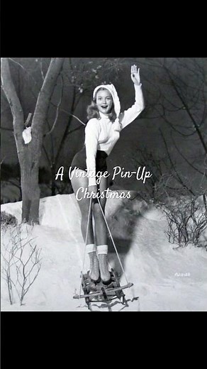 Taking you back to Christmas in the 1950s 🎄 Oh, the glamour of 50s pin-up girls ❤️